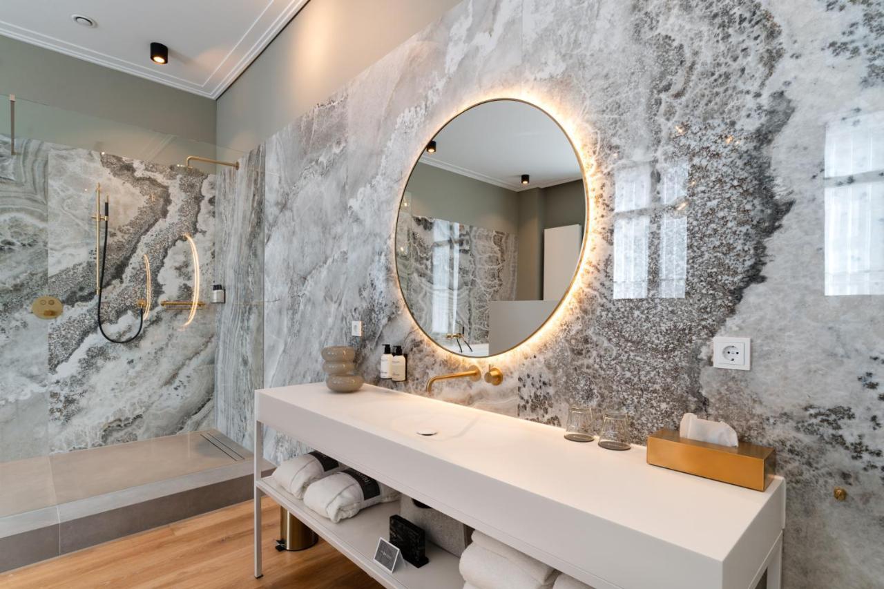 Het Arresthuis Roermond Exterior foto Bathroom with a backlit mirror