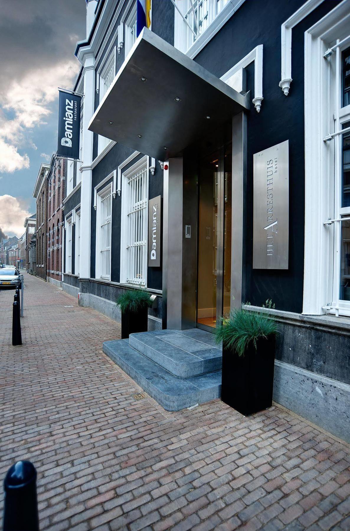 Het Arresthuis Roermond Exterior foto The entrance to the hotel